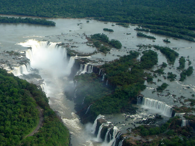 Foz de Iguacu  foto por Mario Roberto Duran Ortiz Mariordo WIKIPEDIA