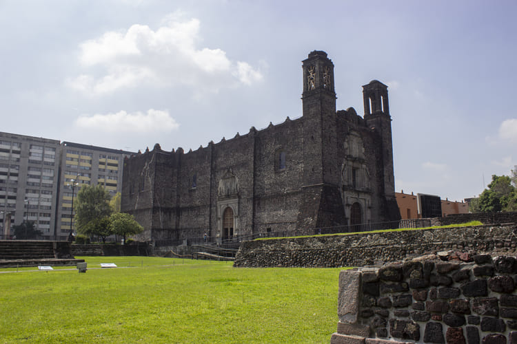 Vista lateral del Templo de Santiago Tlatelolco Plaza de las Tres Culturas foto por Alejandro Caceres WIKIPEDIA
